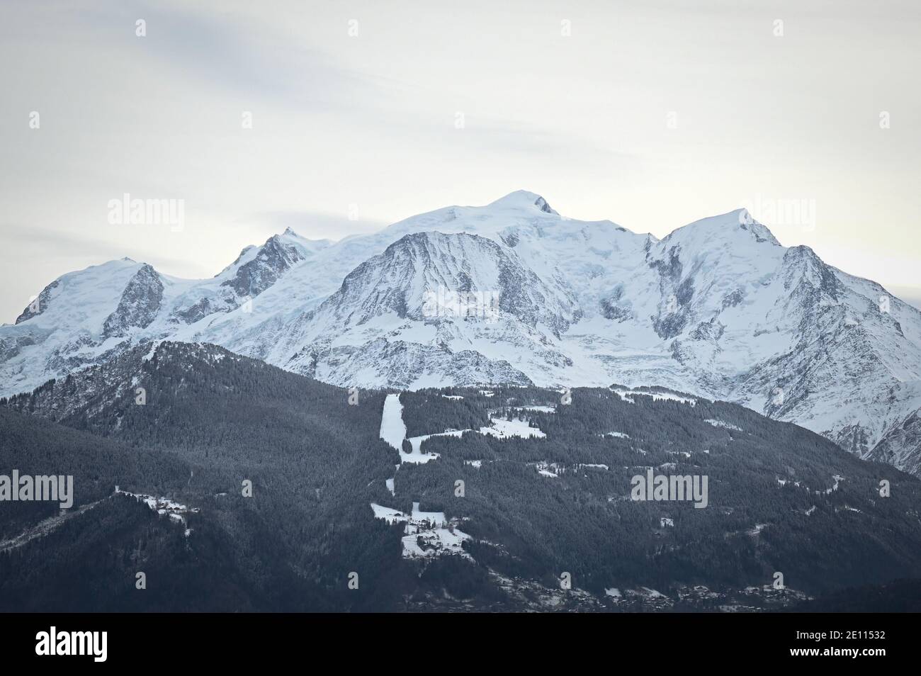 Sallanches, Frankreich. Dezember 2020. Blick auf den Mont Blanc (M) und den Mont Blanc du Tacul (L) vor Sonnenuntergang. Quelle: Lisa Ducret/dpa/Alamy Live News Stockfoto