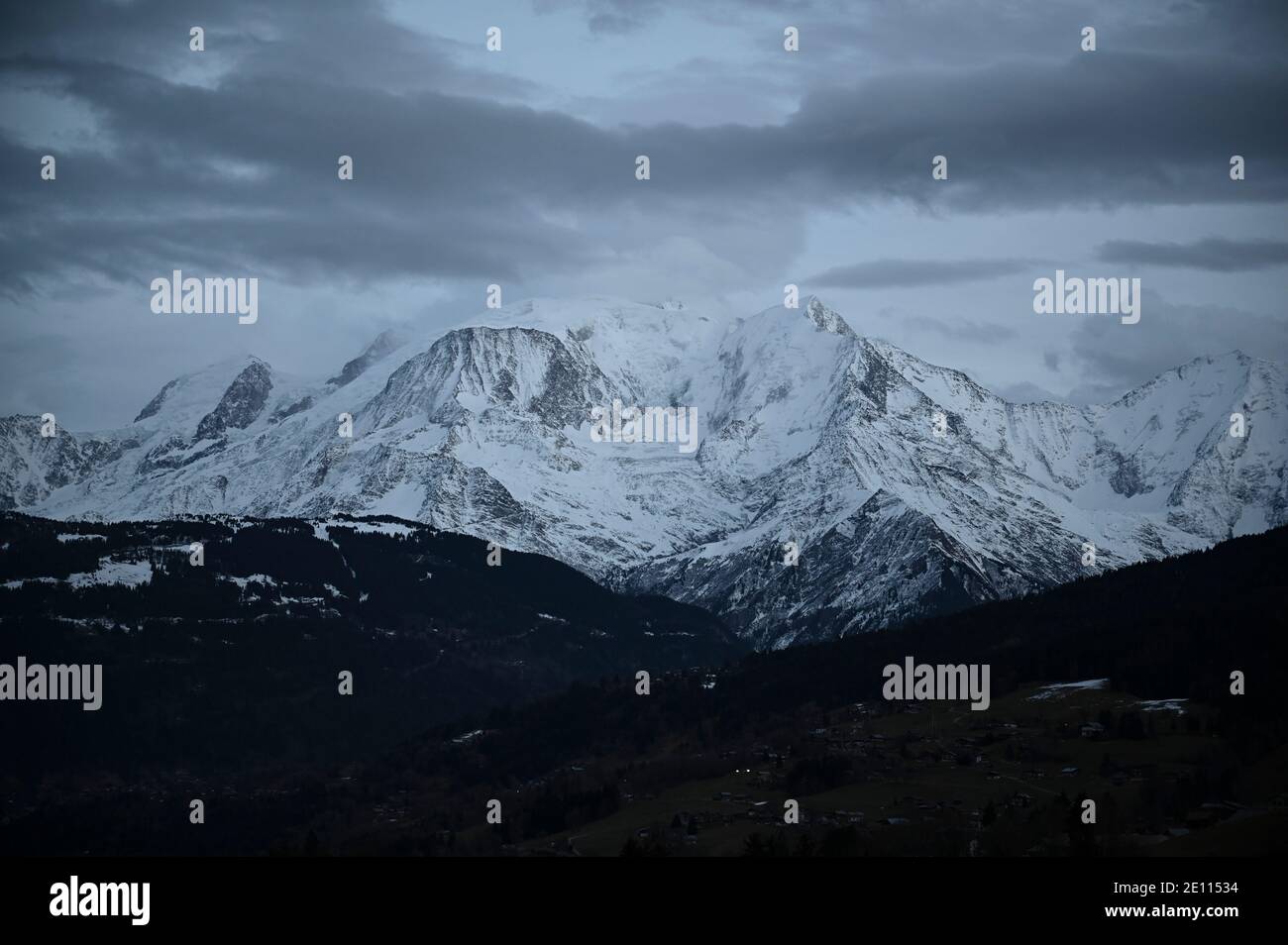 Le Cordon, Frankreich. Dezember 2020. Blick von Le Cordon in Haute-Savoie Richtung Mont Blanc (M) und Mont Blanc du Tacul (L) vor Sonnenuntergang. Quelle: Lisa Ducret/dpa/Alamy Live News Stockfoto