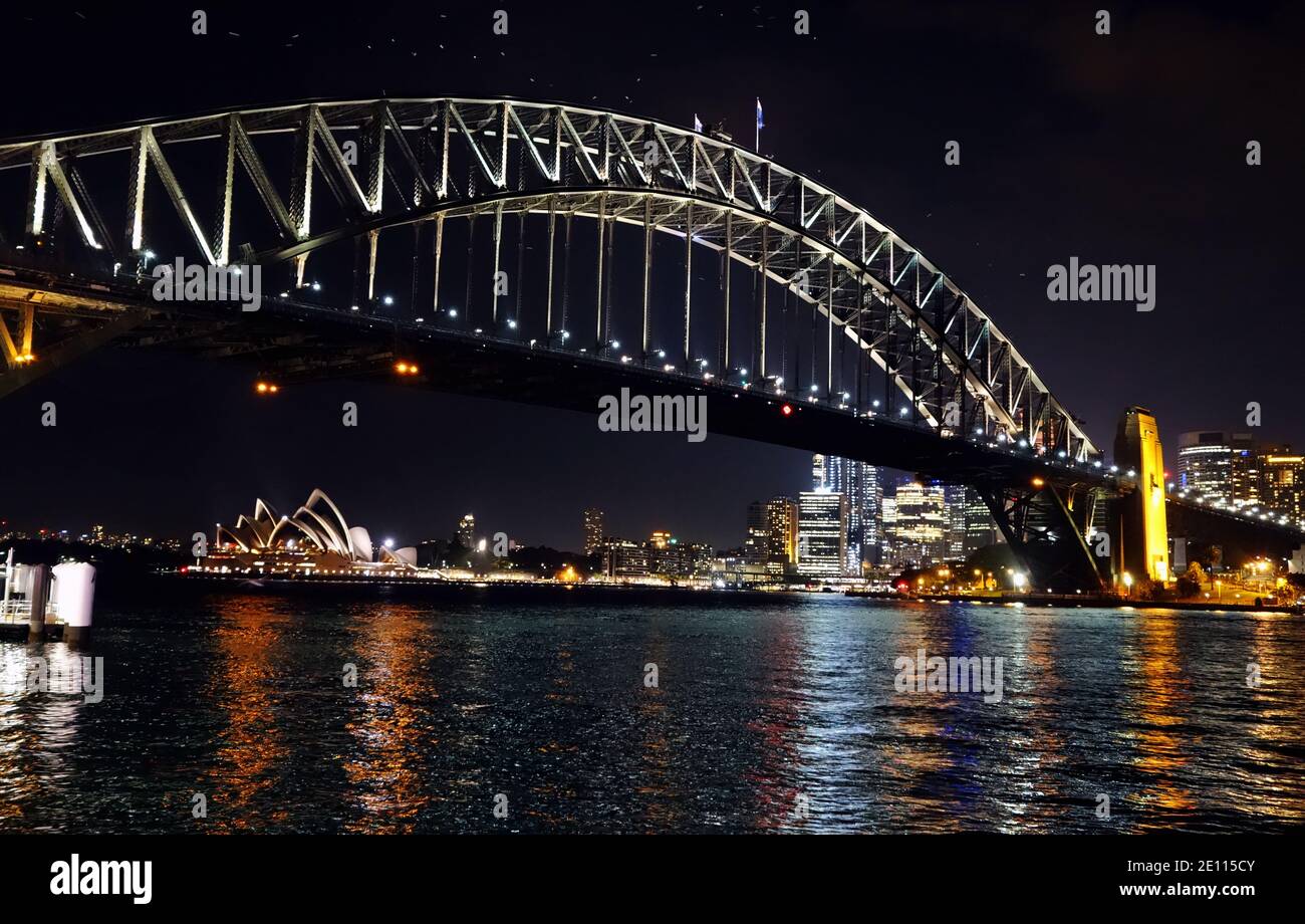 Australien 09 November 2018 Sydney Nachtansicht von Sydney Harbour Bridge und Opera House mit dem Sydney Central Business Skyline des Bezirks (CBD) Stockfoto