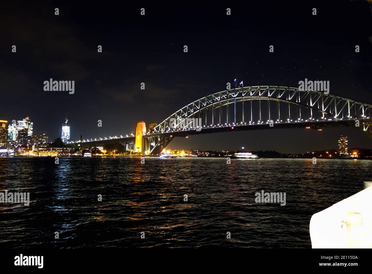 Australien 09 November 2018 Sydney Nachtansicht von Sydney Harbour Bridge und Opera House mit dem Sydney Central Business Skyline des Bezirks (CBD) Stockfoto