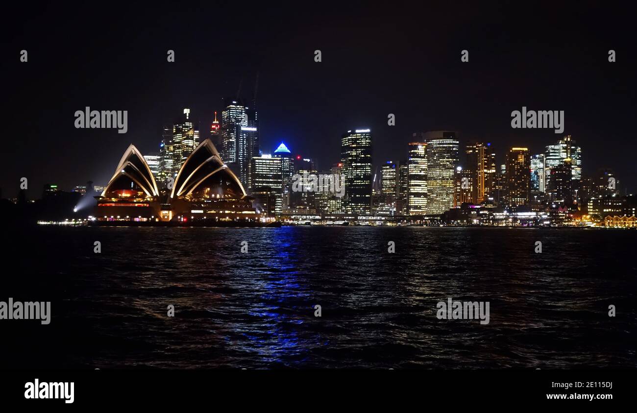Australien 09 November 2018 Sydney Nachtansicht von Sydney Harbour Bridge und Opera House mit dem Sydney Central Business Skyline des Bezirks (CBD) Stockfoto