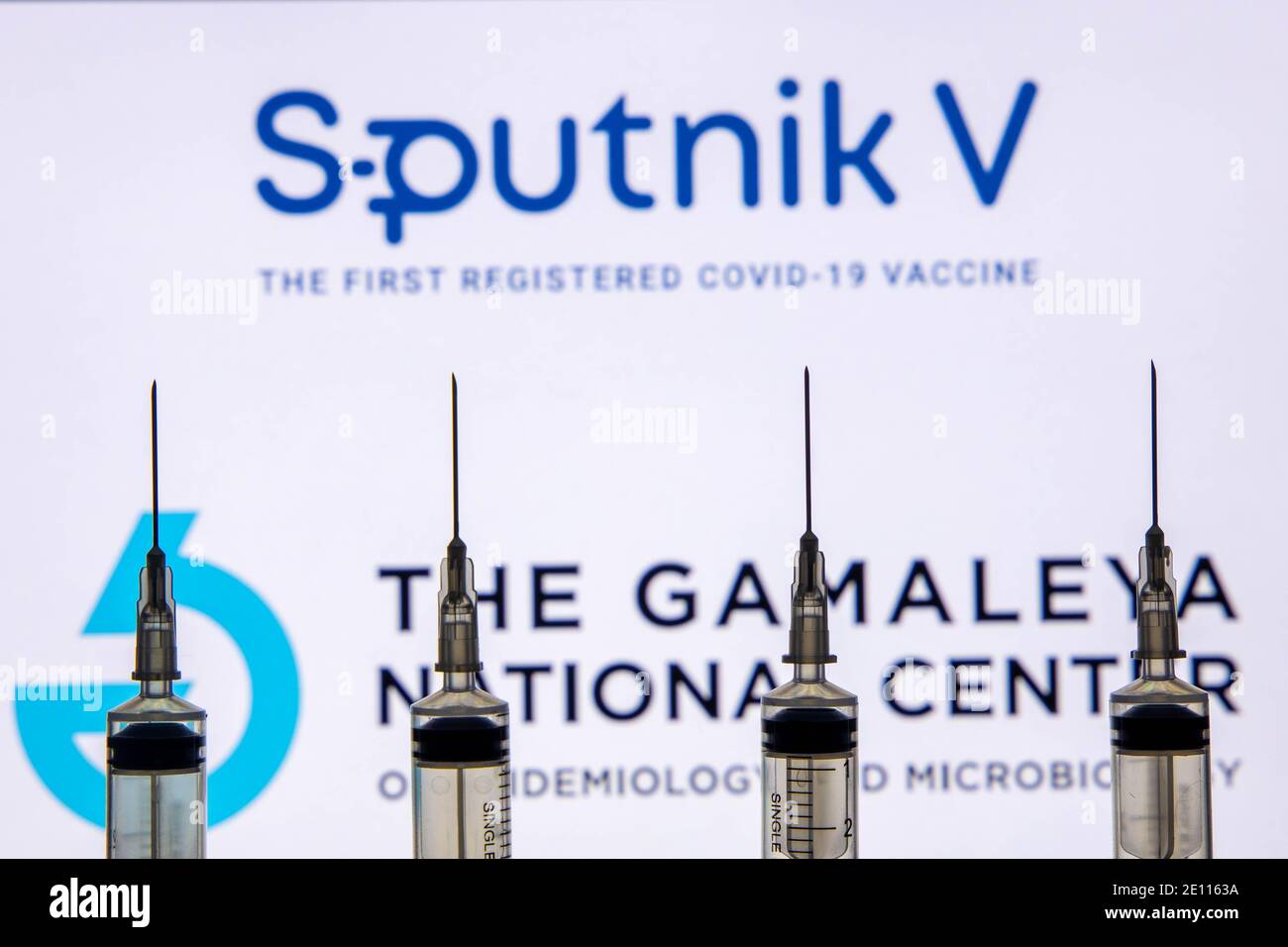 Kathmandu, Nepal - Januar 03 2021: Nahaufnahme einer Spritze gegen Sputnik V Gamaleya Logo Stockfoto