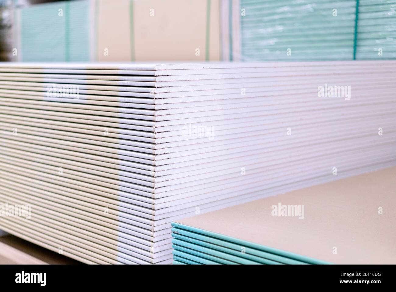 Palette mit Trockenwandplatten Gipskarton im Lagerhaus des Gebäudes.  Stapeln von weißen Gipskartonplatten, Trockenbau oder Gipskarton.  Gipskartonplatten Stockfotografie - Alamy