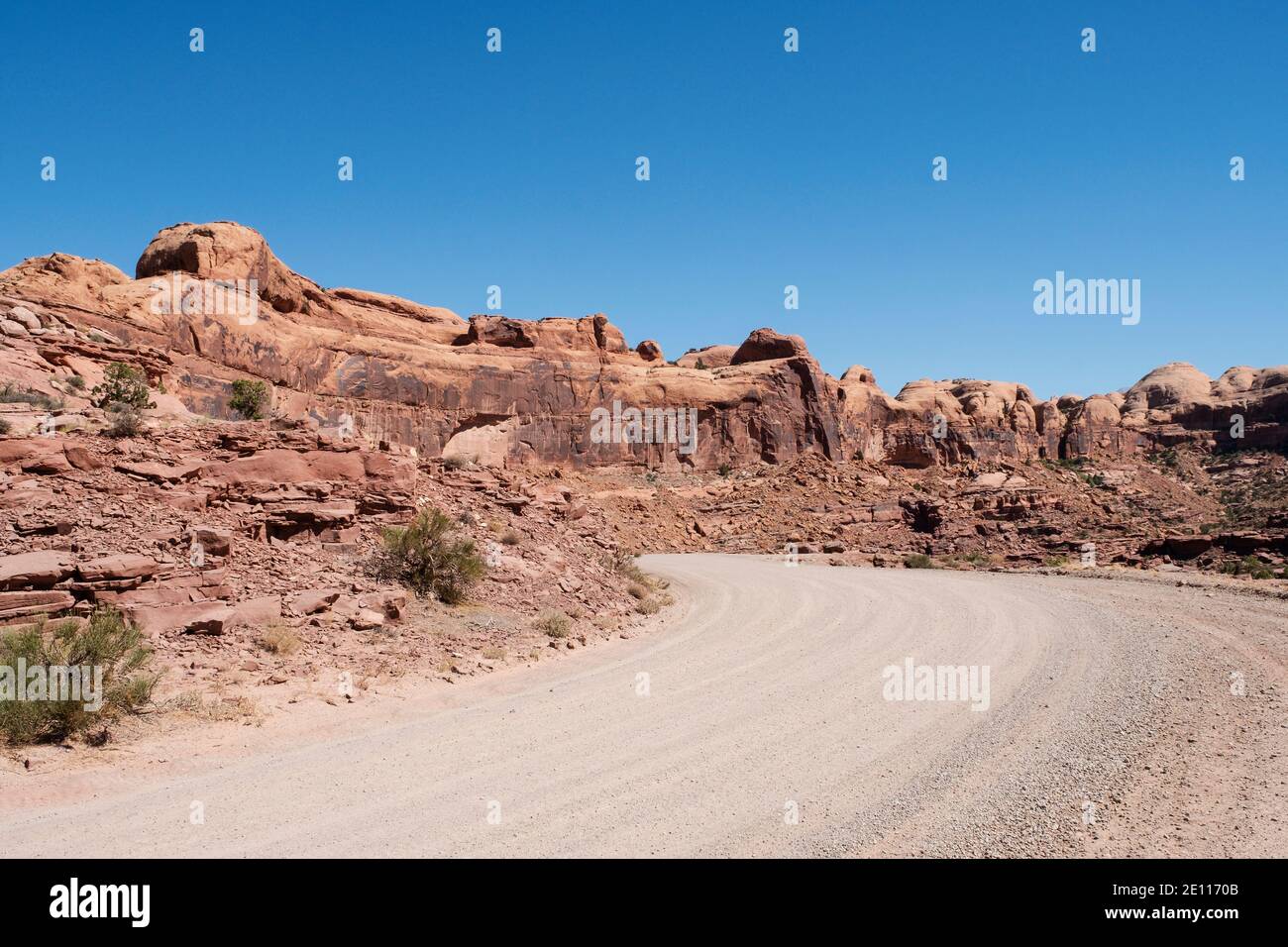 Rote Sandsteinfelsen ragen über der Kane Creek Road, Moab, Utah, USA Stockfoto