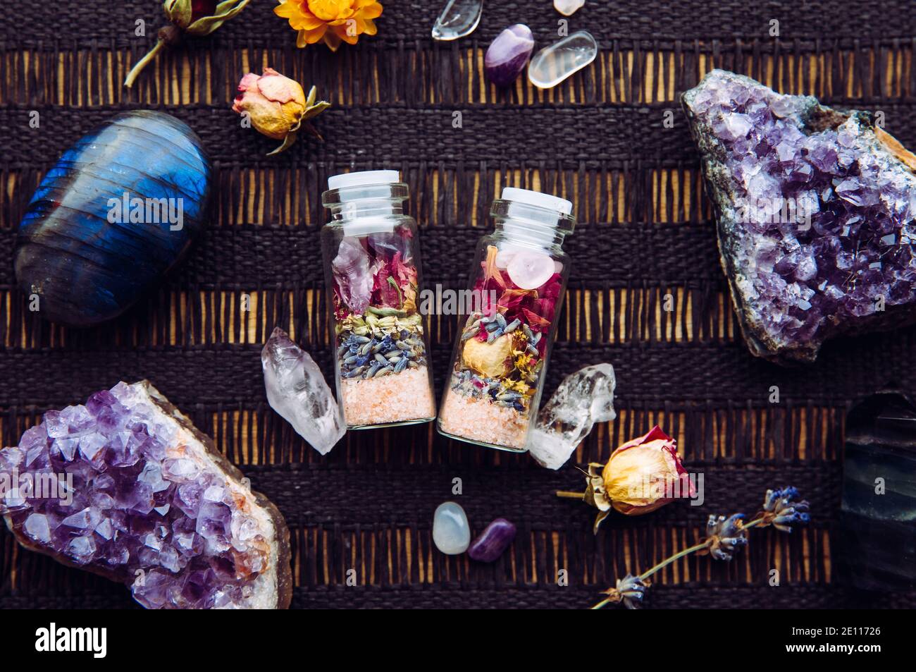 Handgemachte Zauber Glas Flaschen mit guten Absichten für häusliche Schutz und innere Balance. Gefüllt mit Himalaya-Steinsalz, getrocknete Kräuter Blumen. Stockfoto