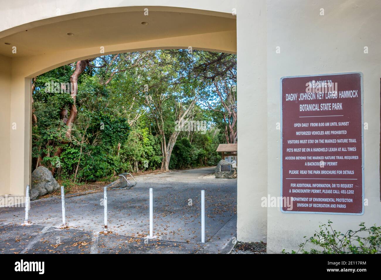 Der Eingang zum Dagny Johnson Key Largo Hammock Botanical State Park in Key Largo auf den Flrida Keys. Stockfoto