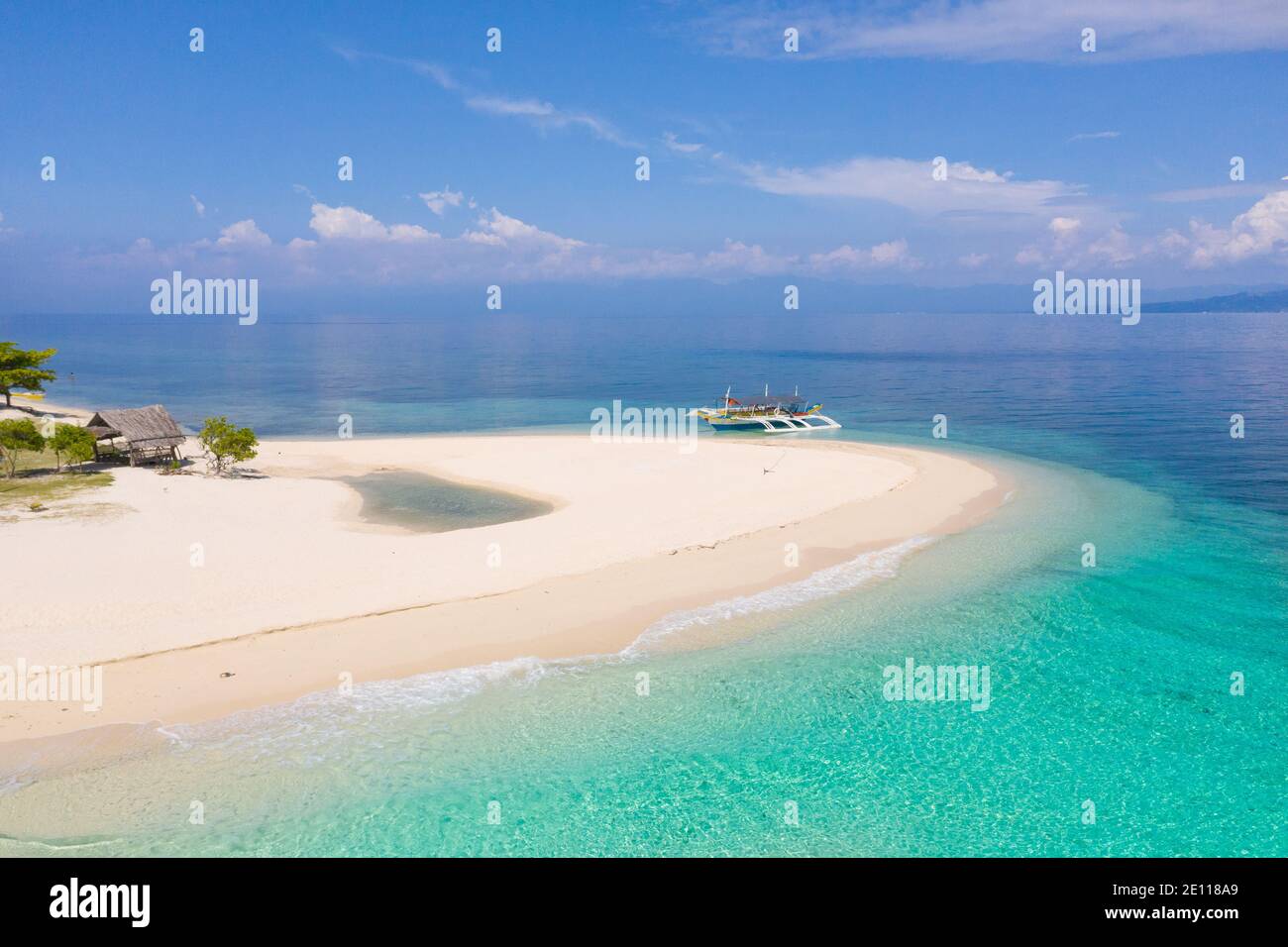 Sommer Strandlandschaft. Blick auf die tropische Insel, Palmen mit herrlichem blauen Meer. Digyo Island, Philippinen. Insel mit einem tropischen Strand und türkisfarbenen Stockfoto
