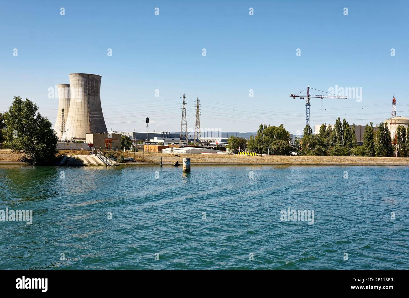 Industrielle Szene; Stromerzeugung; Energieerzeugung; Kühltürme, Übertragungsleitungen, Geschäft; Wasser; Rhone; Europa; Provence; Stockfoto