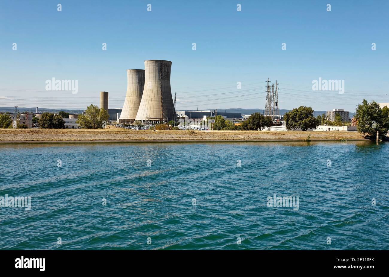 Industrielle Szene; Stromerzeugung; Energieerzeugung; Kühltürme, Übertragungsleitungen, Geschäft; Wasser; Rhone; Europa; Provence, Stockfoto