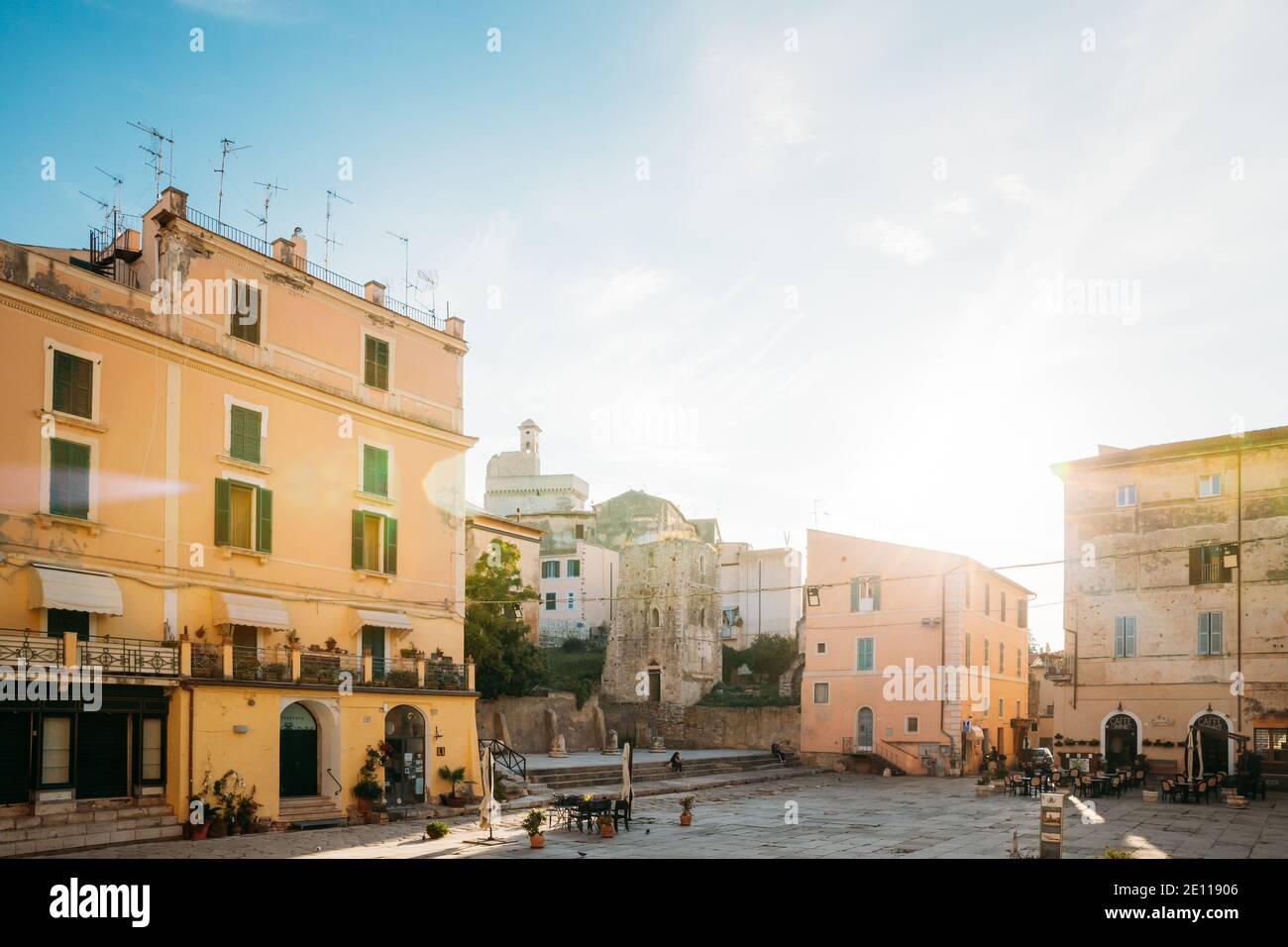 Terracina, Italien. Piazza Municipio und Blick auf die Burg Castello Frangipane In der Oberen Stadt im Sonnenuntergang Sonnenaufgang Stockfoto