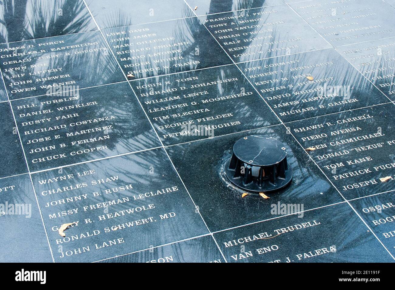 Namen, die auf schwarzem Granit eingraviert wurden, ehren die, die an AIDS im AIDS-Denkmal von Key West in den Florida Keys starben. Stockfoto