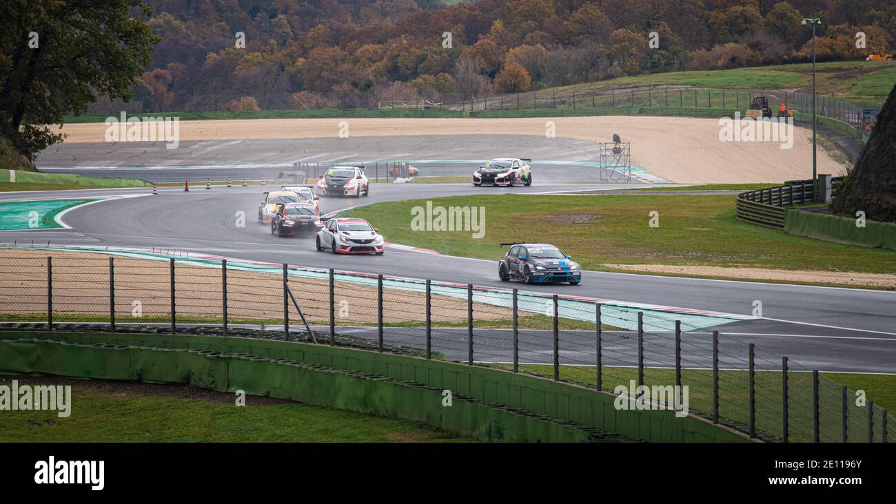 Vallelunga, Italien 6. dezember 2020, Aci Rennwochenende. Landschaftsansicht von Touring Autos Rennsport Aktion Spritzen Wasser auf nass regnet Asphaltbahn Stockfoto