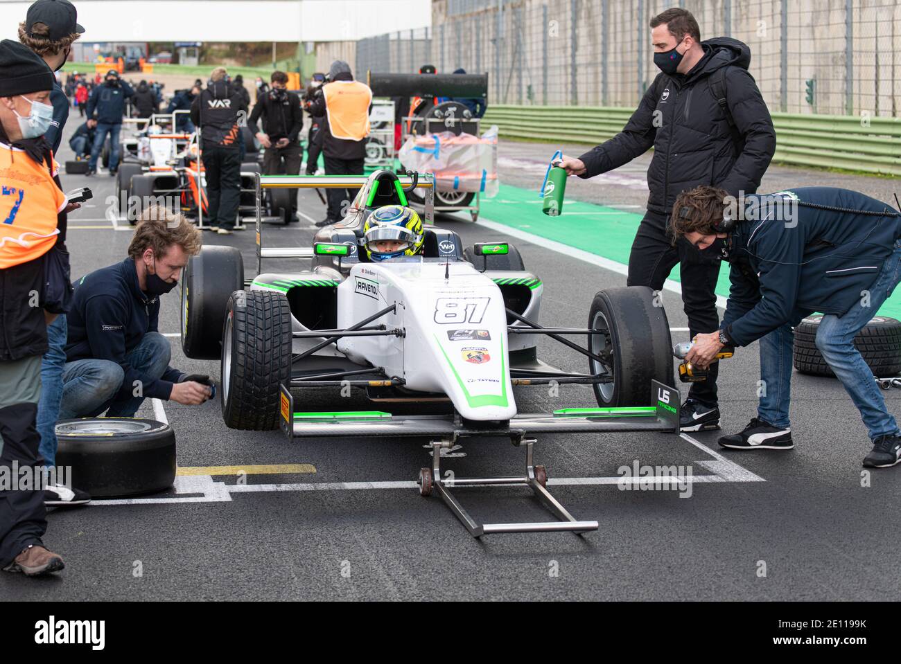 Vallelunga, Italien 5. dezember 2020, Aci Rennwochenende. Formel Auto auf Startplatz Team Leute arbeiten an nassen Slick Rennreifen Stockfoto