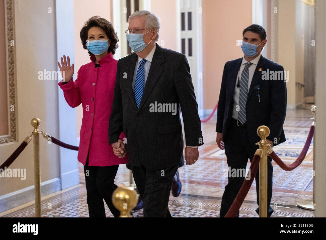 Washington, Usa. Januar 2021. Der US-Senator, Mehrheitsführer Mitch McConnell (R-KY), geht mit seiner Frau Elaine Chao zur Senatsetage, da beide Kammern Sitzungen zur Eröffnung des neuen 117. Kongresses am 3. Januar 2021 in Washington DC abhalten. Foto von Ken Cedeno/Sipa USA Quelle: SIPA USA/Alamy Live News Stockfoto