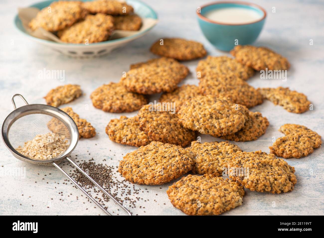 Hausgemachte vegane Haferflocken-Kekse mit Chiasamen. Stockfoto