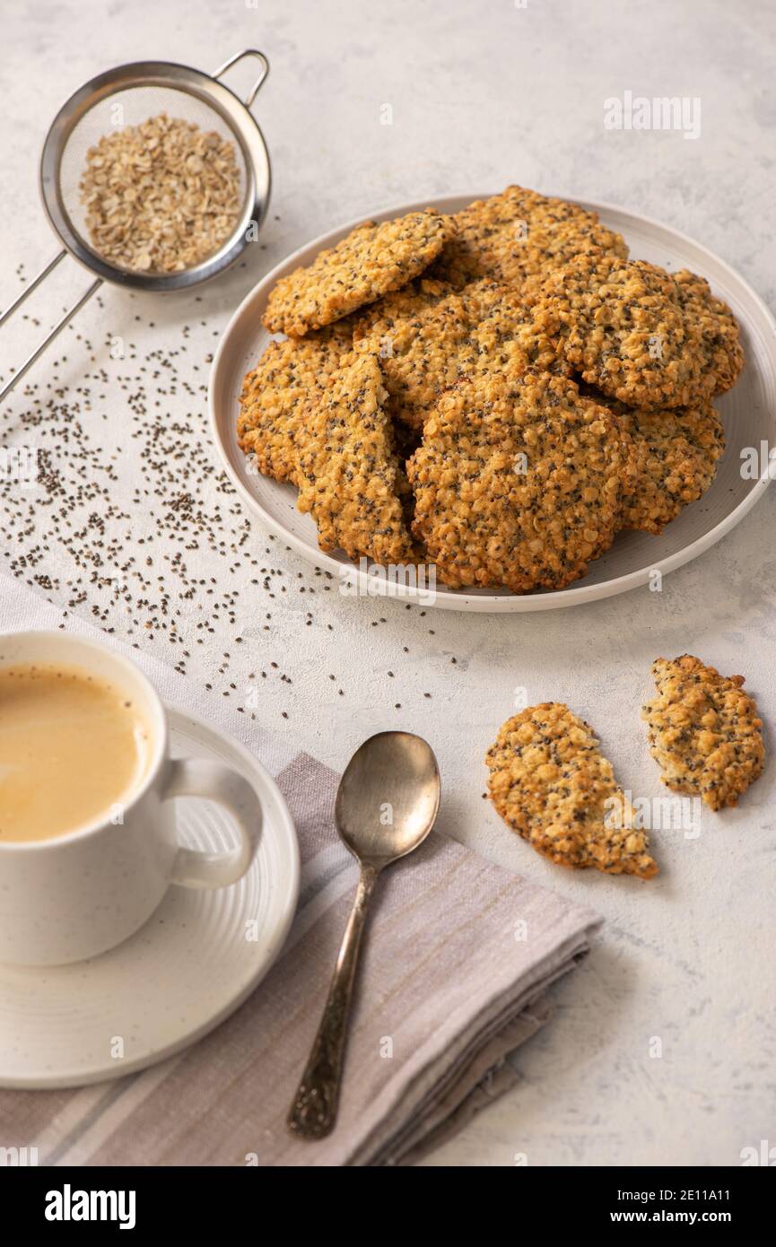 Hausgemachte vegane Haferflocken-Kekse mit Chiasamen. Stockfoto