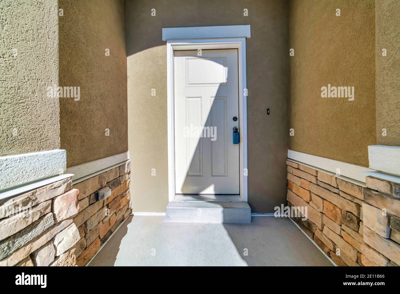 Hauseingang mit Menschenschatten vor Weiß Vordertür an einem sonnigen Tag Stockfoto
