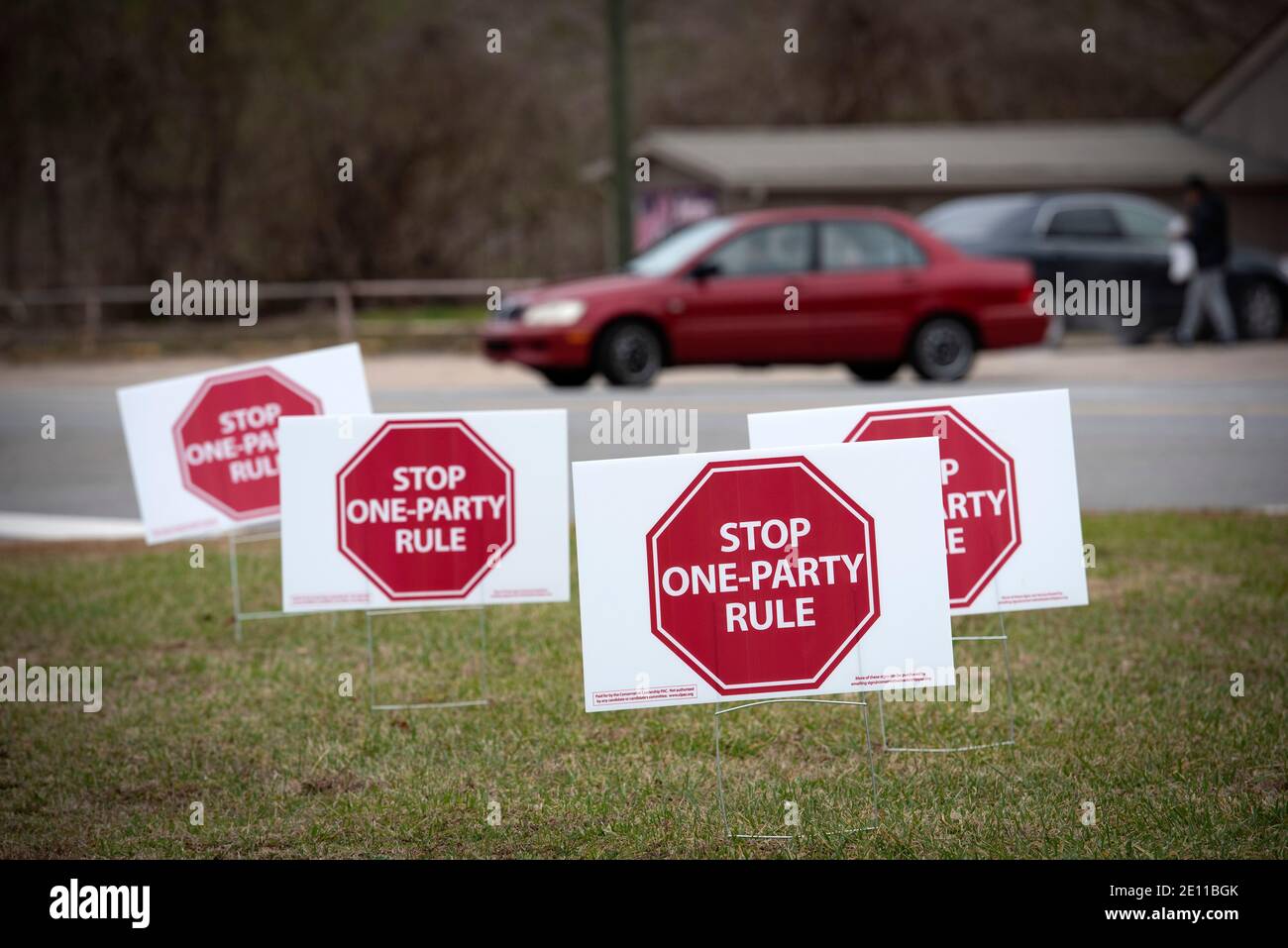 Kanton, GA, USA. Januar 2021. Stop ein-Parteien-ruleÃ-Yard-Zeichen breiten sich in mehreren georgischen Gemeinden und drängen republikanische Wähler, sich am Dienstag für die Stichwahl für zwei georgische Senatssitze an Umfragen zu halten. Quelle: Robin Rayne/ZUMA Wire/Alamy Live News Stockfoto