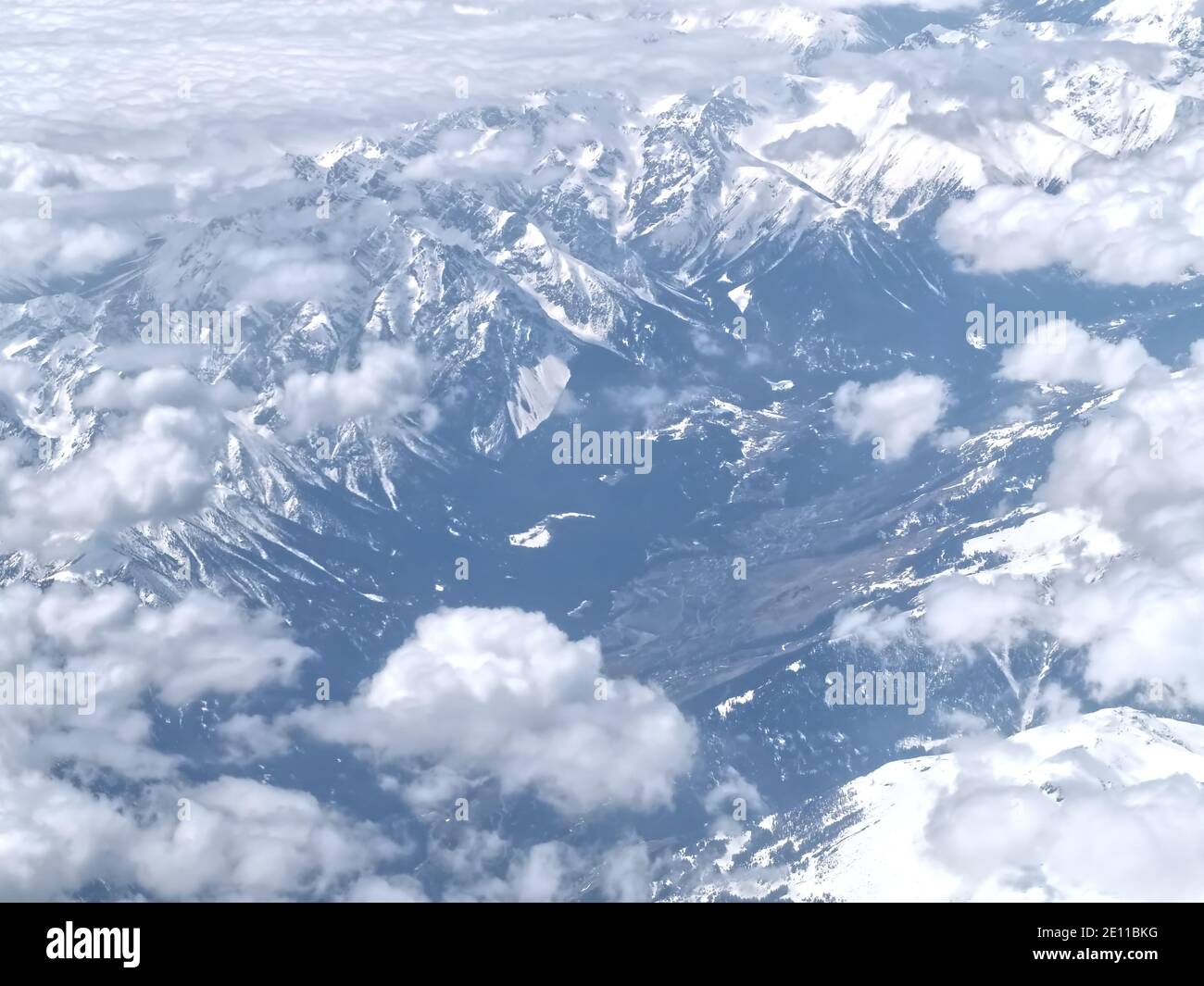 Luftaufnahme der italienischen alpen von einem Flugzeug aus gesehen Stockfoto