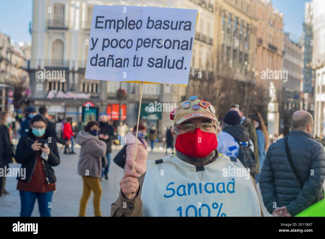 Juntas por la Pública Kollektiv, das Organisationen und Plattformen von Nutzern und Gesundheitsexperten umfasst, hat eine Kundgebung an der Puerta del einberufen Stockfoto