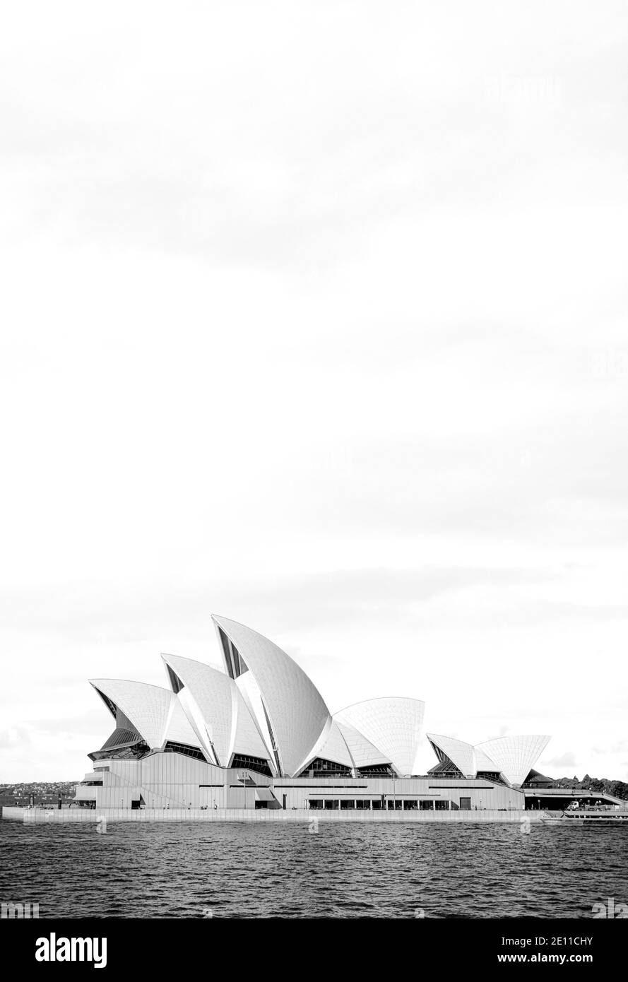 Schwarz-Weiß-minimalistischer Seitenblick auf das Opernhaus von Sydney, ein Wahrzeichen Australiens mit vielen Kopien Stockfoto