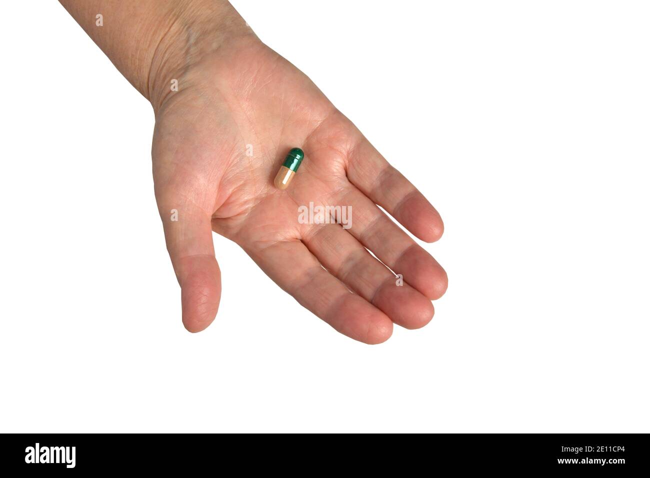 Vitamine und Nahrungsergänzungsmittel. COVID 19. Nahaufnahme der Hand Halten der grünen Pille auf der Handfläche. Nahaufnahme von Medikationstabletten, Stockfoto