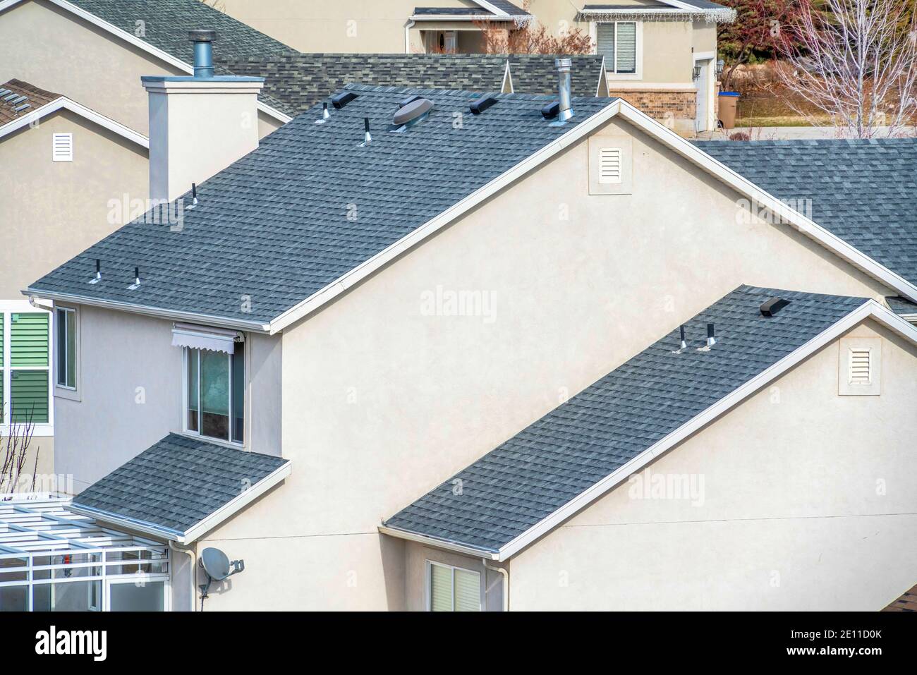 Luftaufnahme des Hauses mit grauen Giebeldächern und schlicht Weiße Außenwand Stockfoto