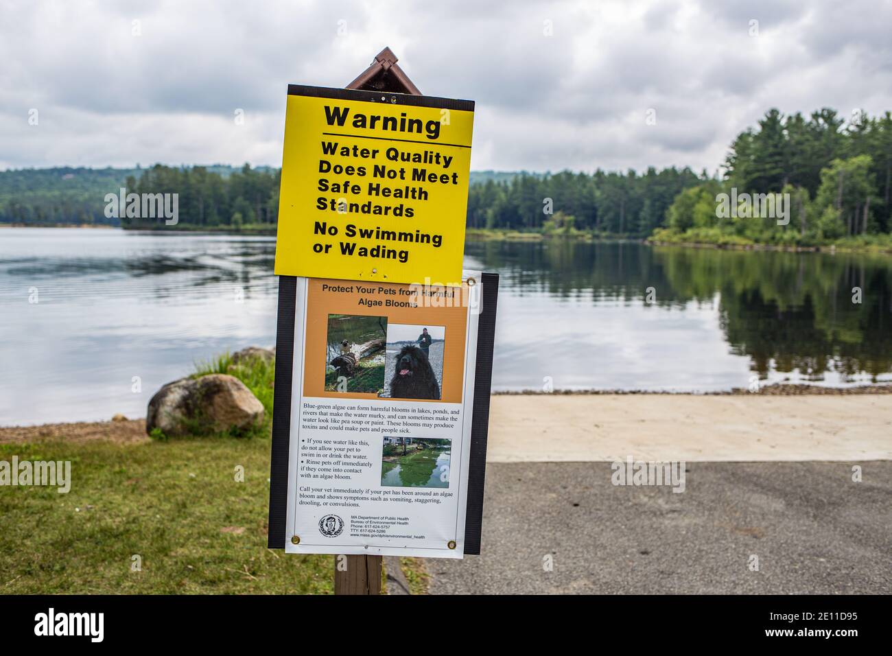 Ein Warnschild für die Wasserqualität am Tully Lake in Royalston, Massachusetts Stockfoto