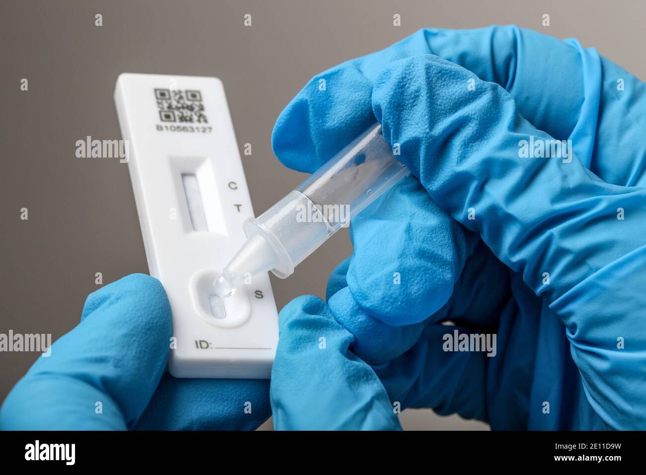 Coronavirus-Test mit einem Testkit für Lateral Flow Device. Stockfoto