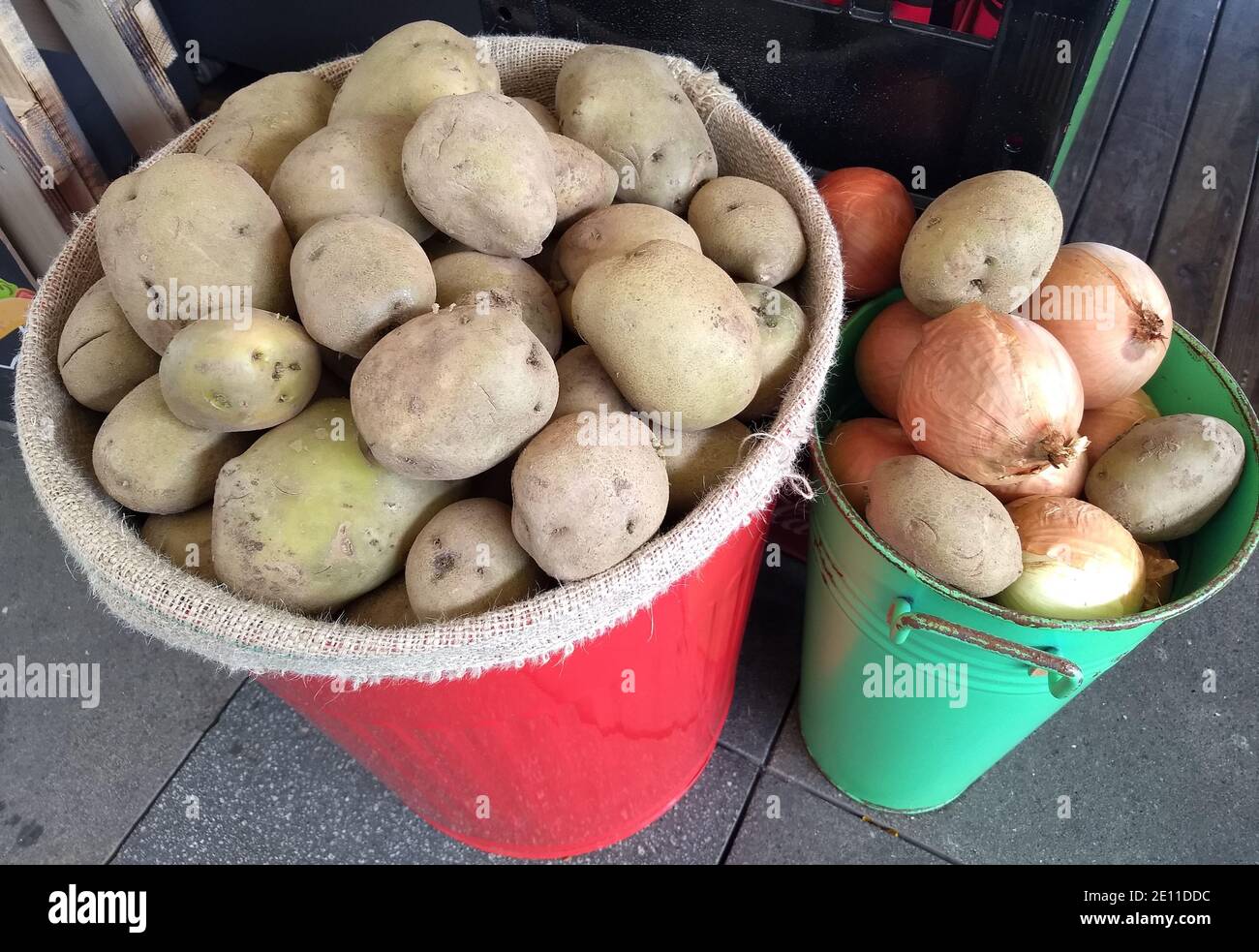 Neue geerntete Kartoffeln und Zwiebeln in Metalleimer, Lebensmittelwirtschaft und Gemüsepreise auf dem Markt, Grundnahrungsmittel Kartoffeln und Zwiebeln Stockfoto