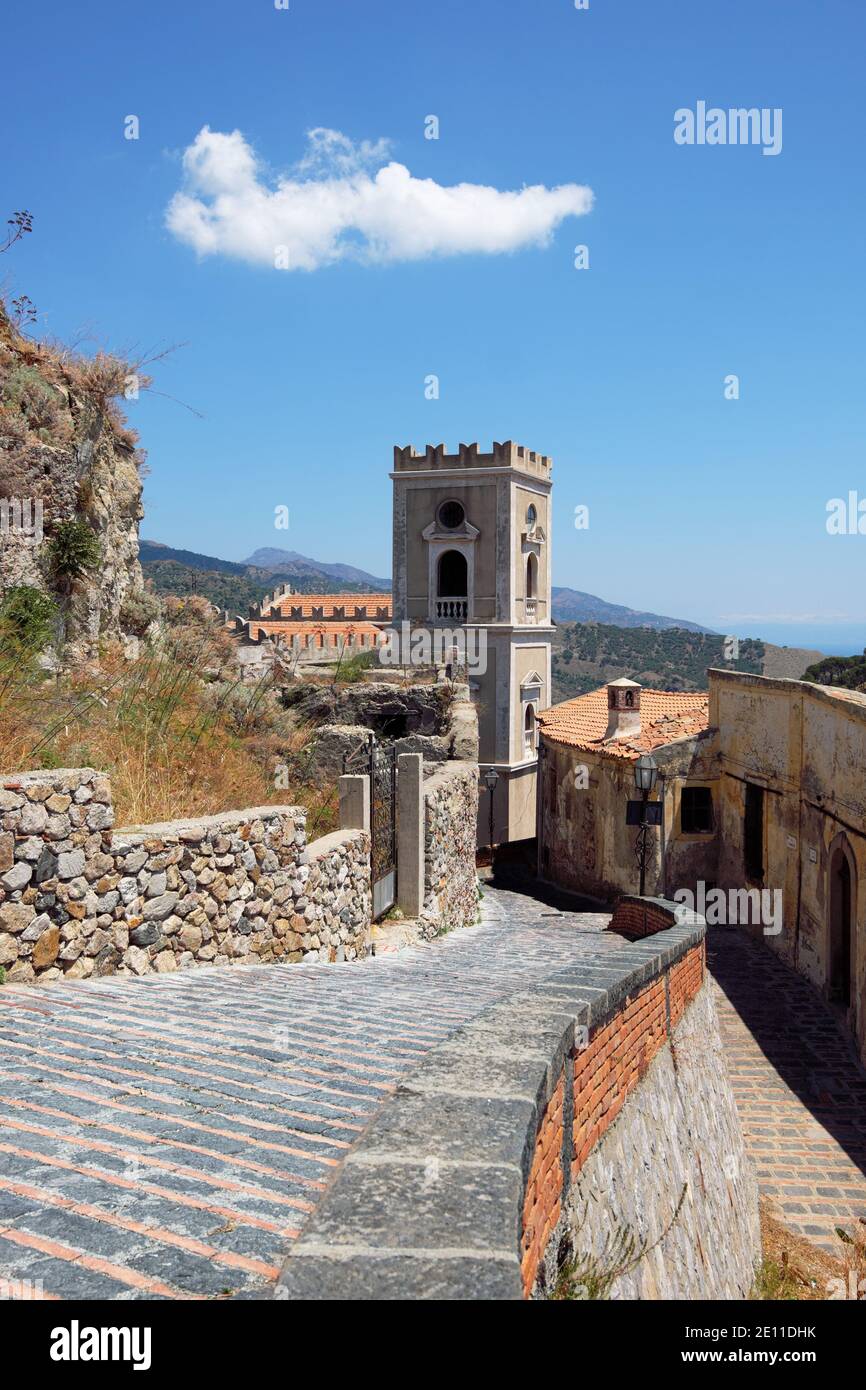 Häuser und Glockenturm auf den Straßen von Savoca Old Stadt mittelalterliche Architektur in Sizilien und Ziel des Tourismus Stockfoto