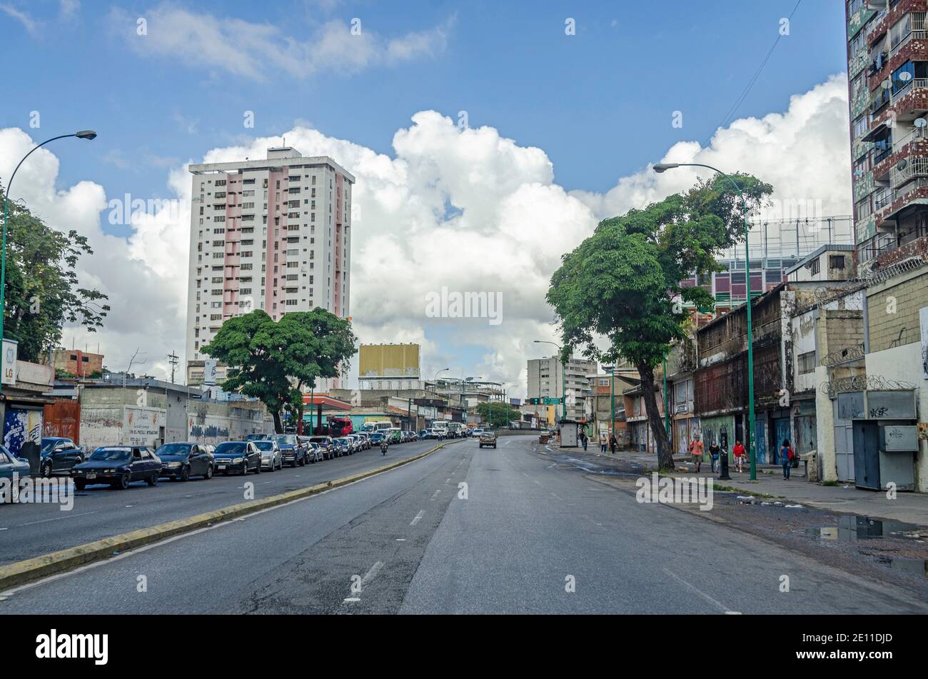 Fortgesetzte Schlange von Fahrzeugen für Benzin. Venezuela kehrt am kommenden Montag, den 4. Januar, bis Sonntag, den 10. Januar, in die radikale Quarantäne zurück und r Stockfoto