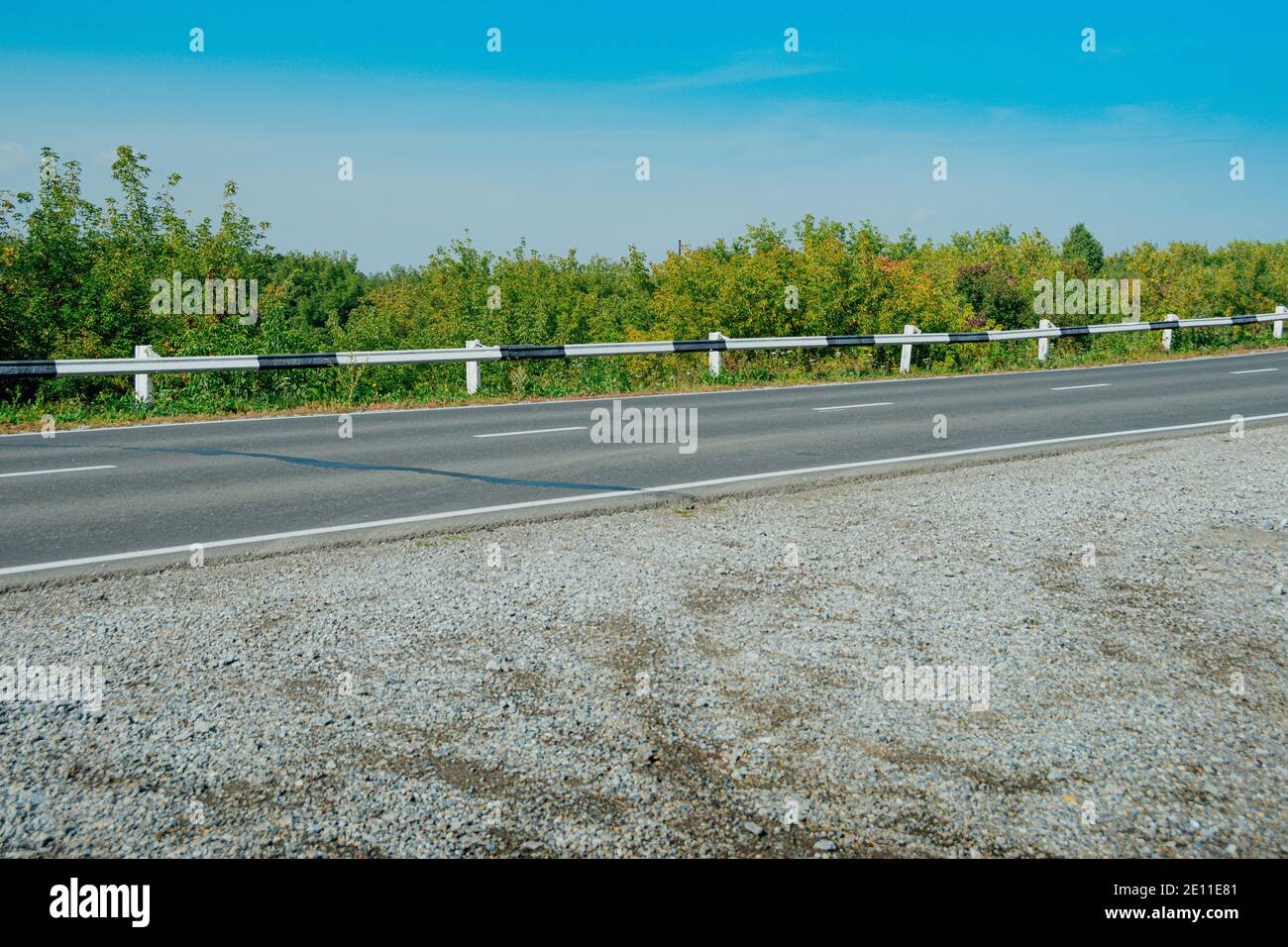 Asphaltierte Straße mit Markierungen und Absperrungen Stockfoto