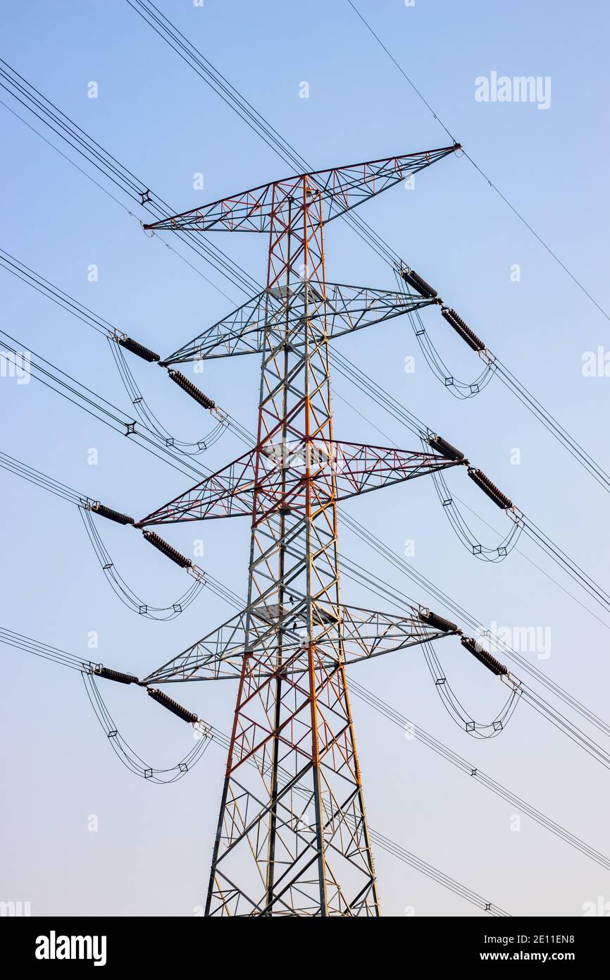 Hochspannungs-Elektroturm unter dem blauen Himmel Stockfoto