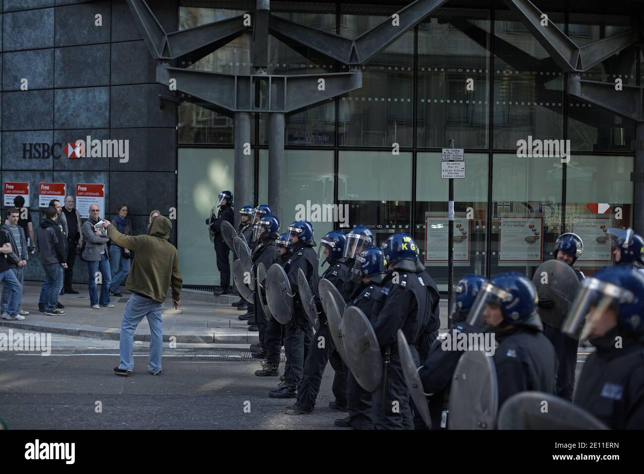 Die Polizei in Riot versperrt den Zugang zu einer Zweigstelle der HSBC Bank, während sie den antikapitalistischen Protest in der Stadt London stoppt. Stockfoto