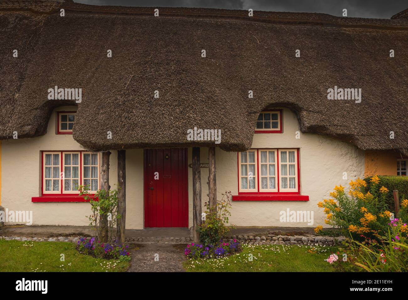 Adare, Irland. Reethaus im malerischen Dorf Adare, Co. Limerick voller Blumen im Vorgarten. Irland, Europa Stockfoto