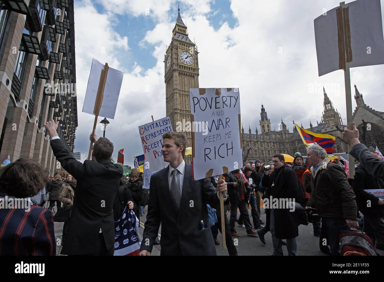 GROSSBRITANNIEN / England / London /Demonstranten, die vor dem Parlament in Westminster einen antikapitalistischen Singel halten. Stockfoto