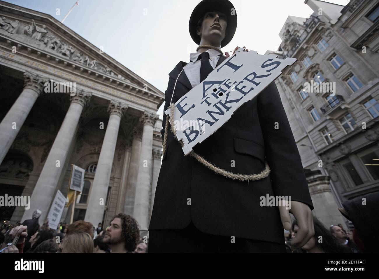 GROSSBRITANNIEN / England / London / EINE gekleidete Schaufensterpuppe Da ist ein Bankier an der Ampel draußen gehängt Die während der G20-Demonstrationen in der Cit Stockfoto