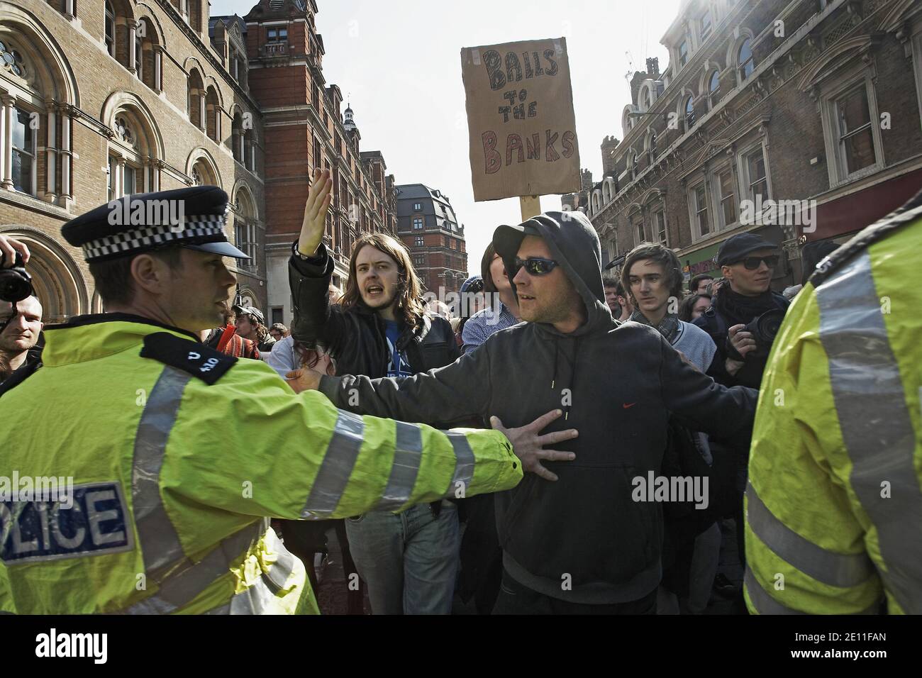 GROSSBRITANNIEN / England / Ein Protestler vor der Polizei bei einem antikapitalistischen Protest in London. Stockfoto