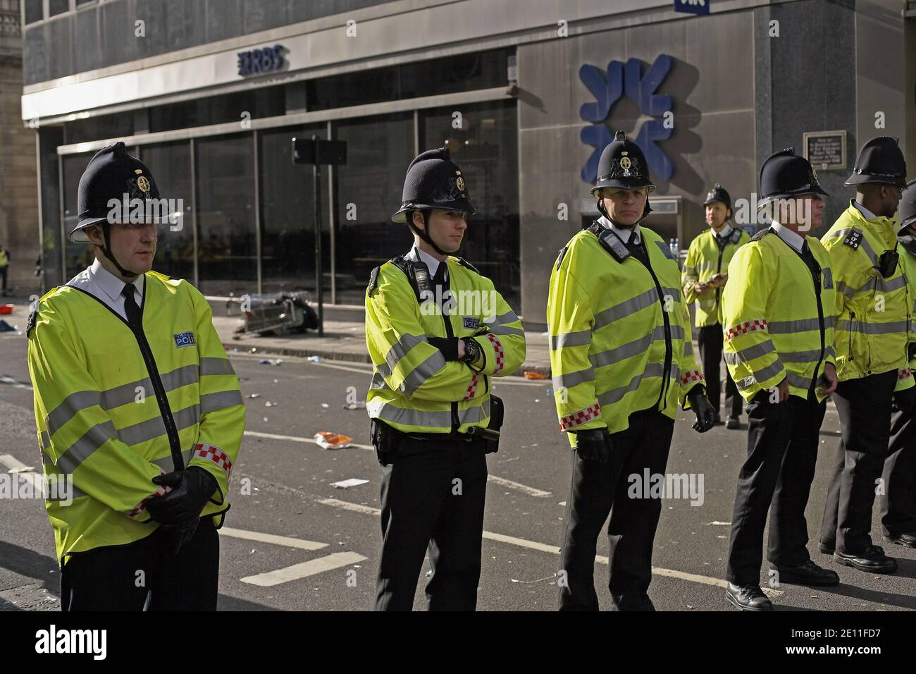 GROSSBRITANNIEN / England / London / die Polizei blockiert den Zugang zu einer Zweigstelle der Royal Bank of Scotland während des Antikapitalists und des Klimawandels. Stockfoto