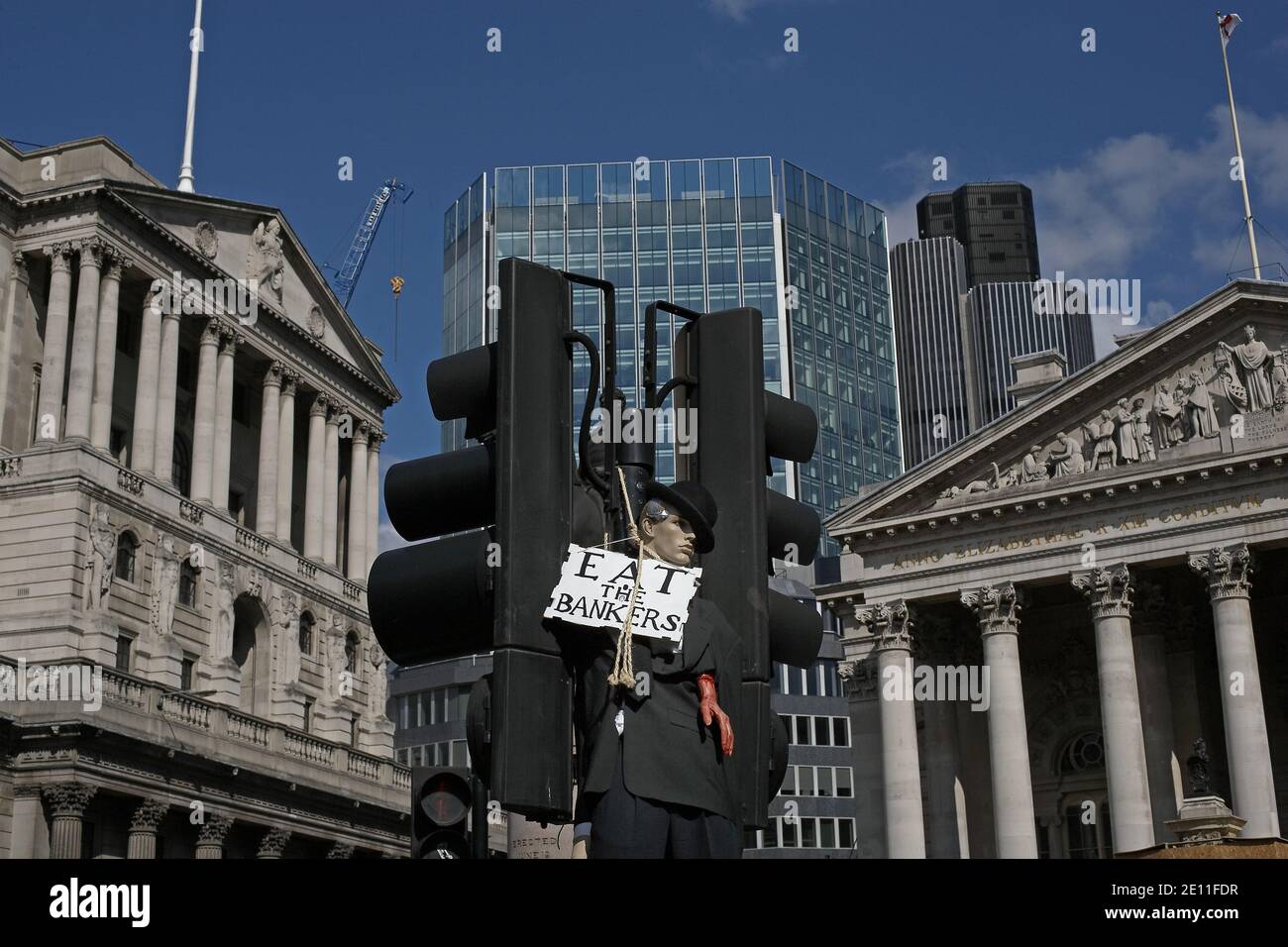 GROSSBRITANNIEN / England / London / Eine als Banker gekleidete Schaufensterpuppe wird während des Protestes von G20 an einer Ampel vor der Bank of England gehängt. Stockfoto