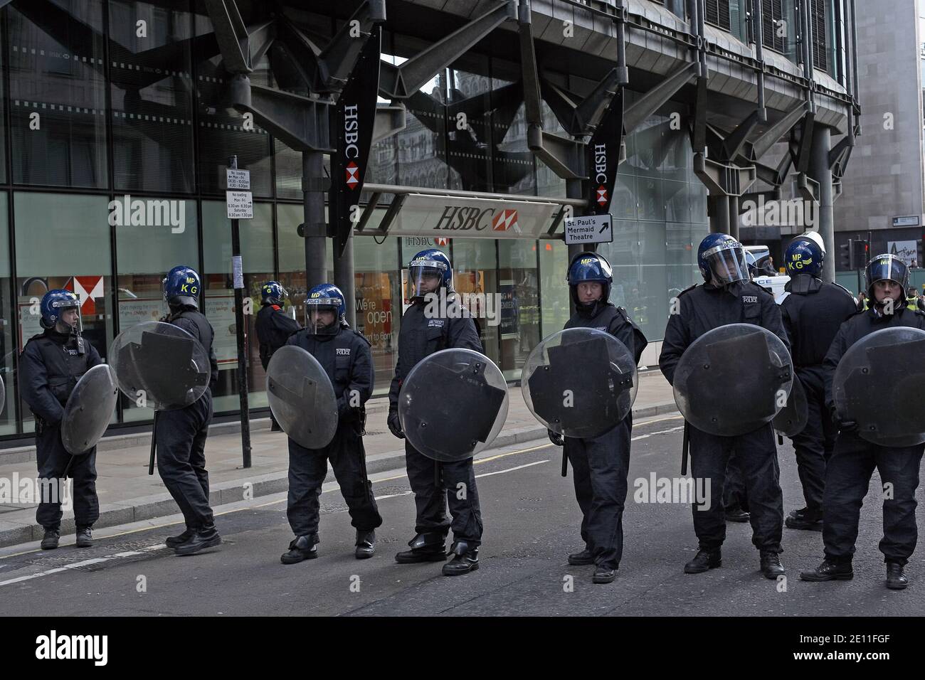 GROSSBRITANNIEN / England / London / Polizei in Riot blockiert den Zugang zu einer Filiale der HSBC Bank, wenn sie antikapitalistische Demonstranten stoppen. Stockfoto