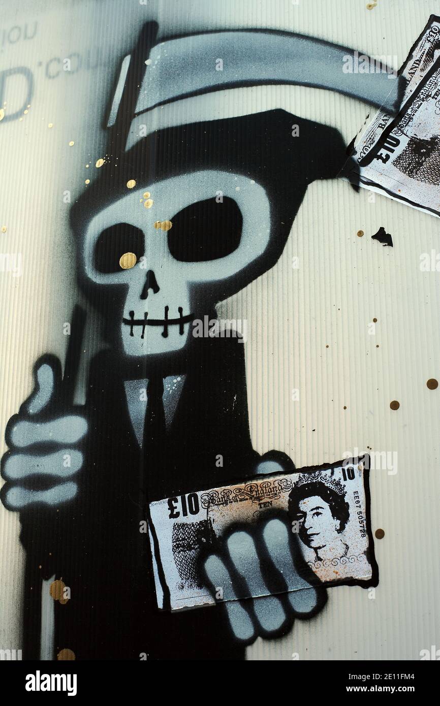 GROSSBRITANNIEN / England / London / Sreetart mit grimmigem Schnitter, der Geld vor der Bank of England hält. Stockfoto
