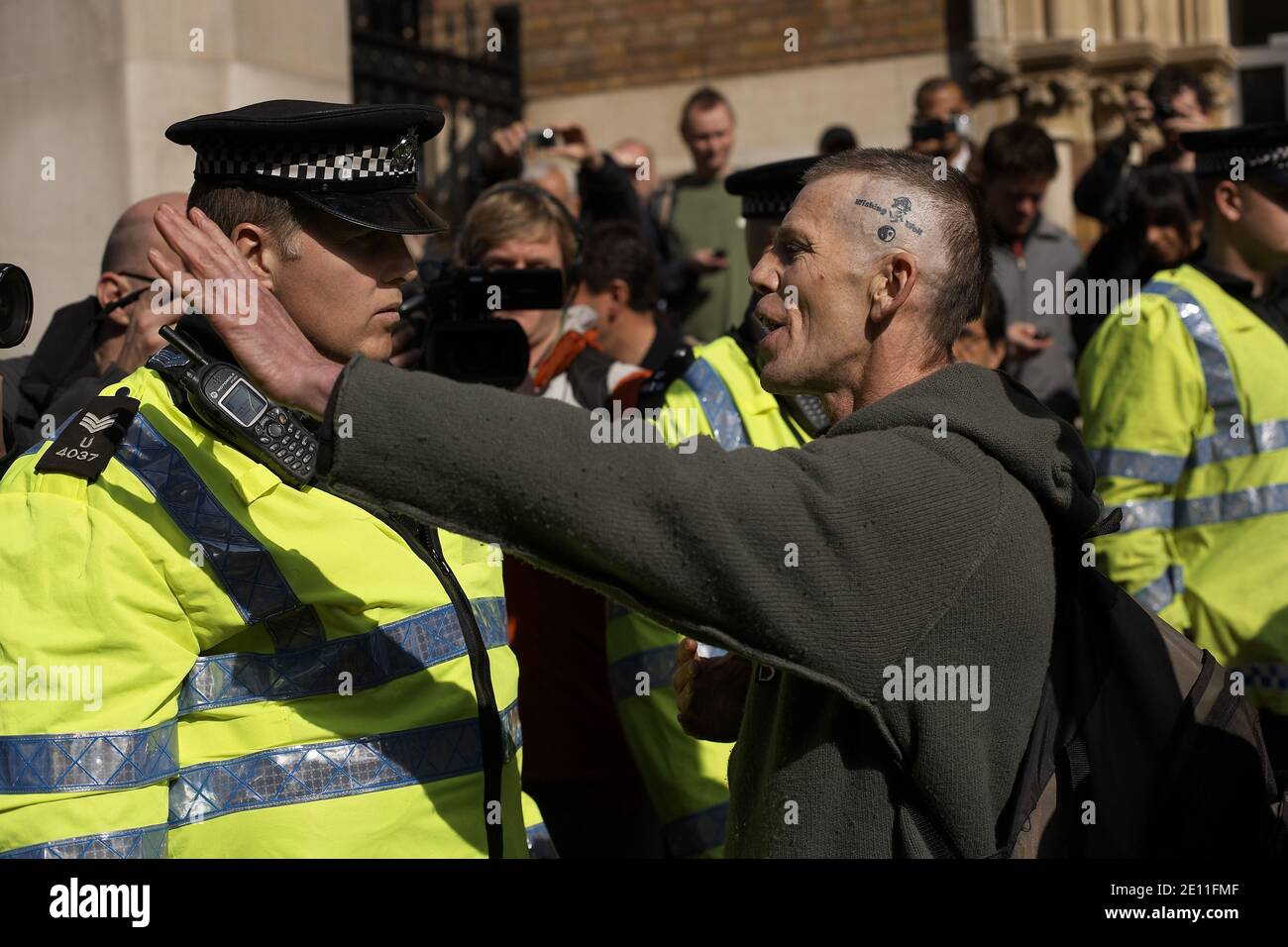 GROSSBRITANNIEN / England / Ein Protestler, der sich vor dem Polizisten bei einem antikapitalistischen Protest in der City of London die Hände erhob. Stockfoto