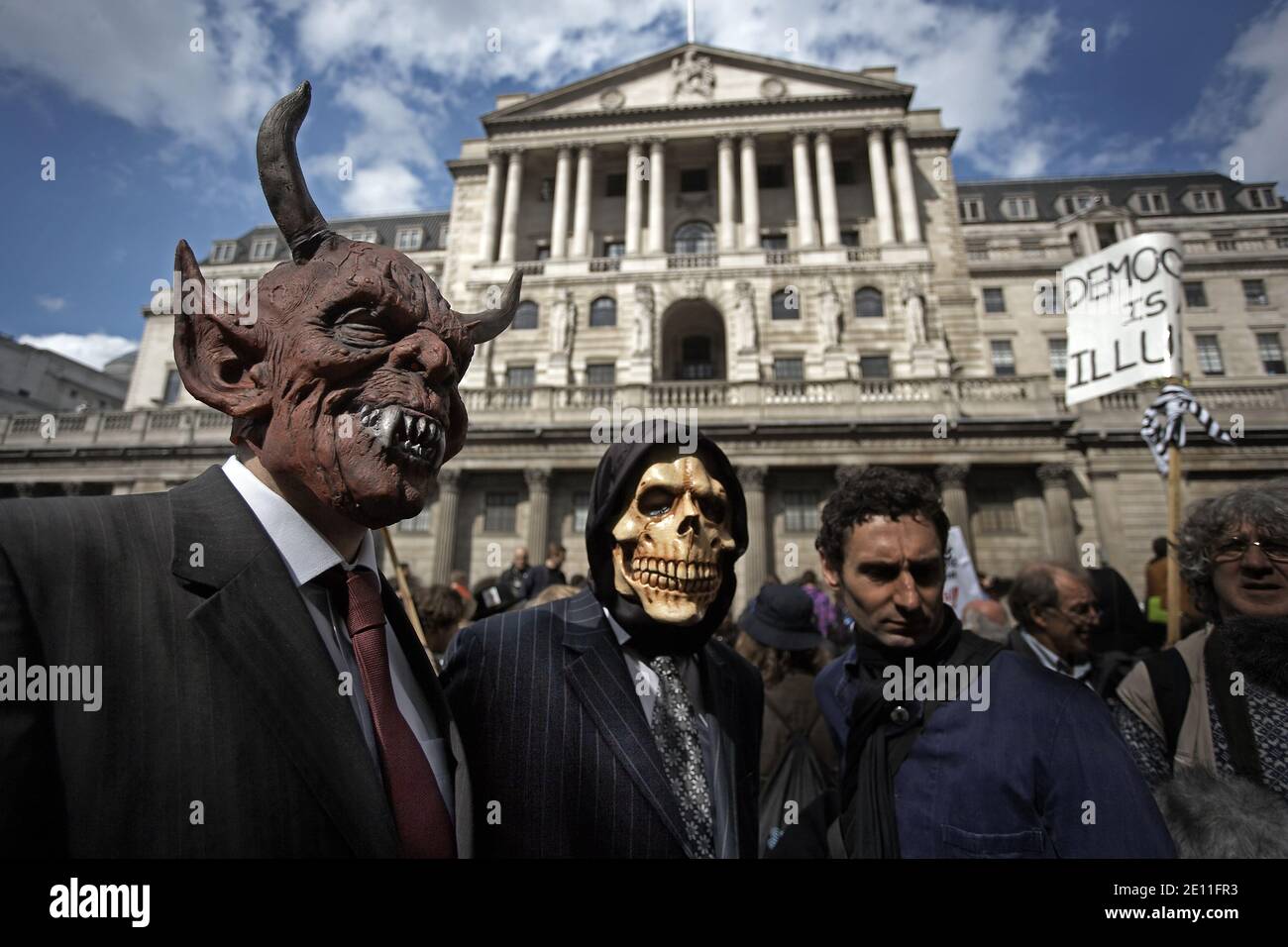 Demonstranten mit Devils-Maske vor der Bank of England, während Anti-Kapitalisten und Klimaaktivisten in der Stadt London während des G20 protestieren. Stockfoto