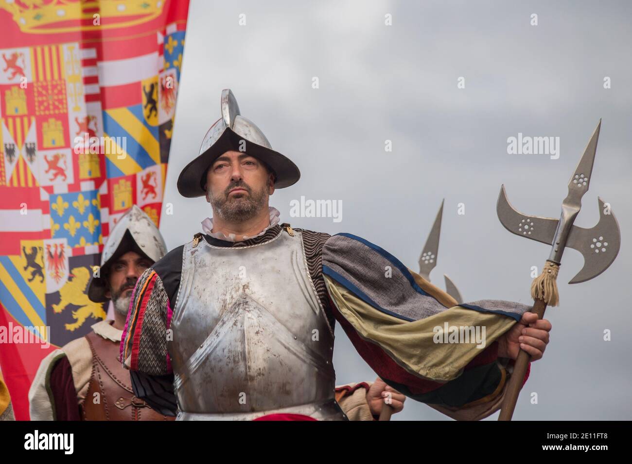 VILLAVICIOSA, SPANIEN - 28. August 2018: Eine Erholung der Landung Karls V. in Spanien. Persönliche Wache Karls I. von Spanien und V. des Heiligen Römischen EMPIR Stockfoto