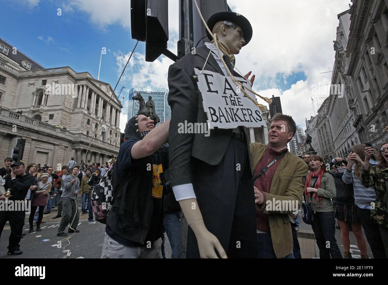 Eine als Banker gekleidete Schaufensterpuppe wird während der Proteste G20 in London, Großbritannien, an einer Ampelkreuzung vor der Bank of England aufgehängt. Stockfoto