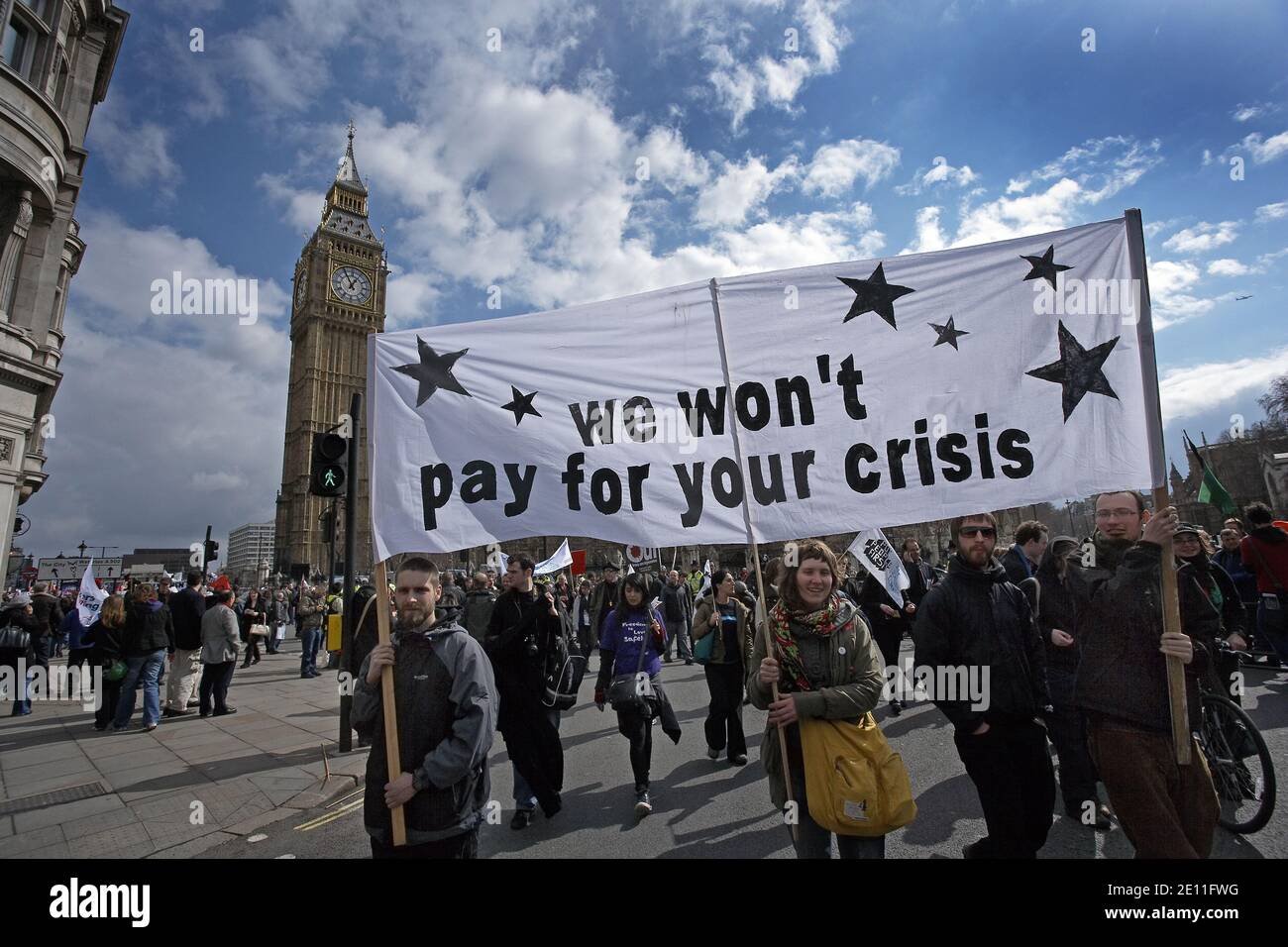 GROSSBRITANNIEN / England / London /Demonstranten, die am 28. März 2009 in London, England, ein Banner mit der Aufschrift halten, dass wir für Ihre Krise nicht bezahlen werden. Stockfoto