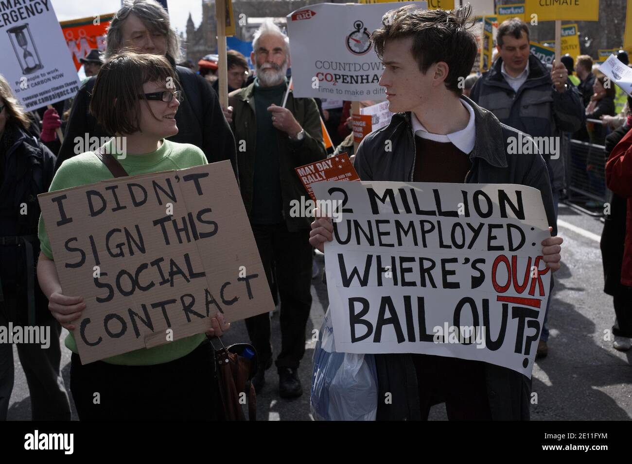 GROSSBRITANNIEN / England / London / Demonstranten halten Banner 2 Millionen Arbeitslose, wo unsere Rettung am 28. März 2009 in London, England ist. Stockfoto