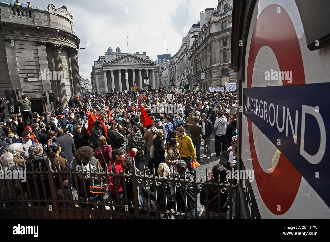 Demonstranten treffen sich auf die Bank of England, während Anti-Kapitalisten- und Klimaaktivisten in der Stadt London, Großbritannien, demonstrieren. Stockfoto